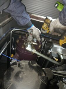 퓨마콤프레샤 부산 강서구 스크류 콤프레샤 오일세퍼레이터 탈거 교체 작업