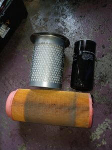 퓨마콤프레샤 스크류 콤프레샤 소모품 교체 준비 — 신품 오일세퍼레이터·오일필터·에어필터