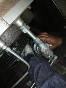 퓨마콤프레샤 스크류 콤프레샤 오일필터 교체 작업 — 부산 강서구 공장 정기점검