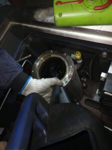 퓨마콤프레샤 스크류 콤프레샤 오일 교체 작업 — 열화된 오일 배출 부산 강서구