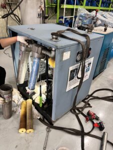 퓨마콤프레샤 에어드라이어 필터 엘리먼트 교체 작업 구품 갈색 신품 파란색 비교